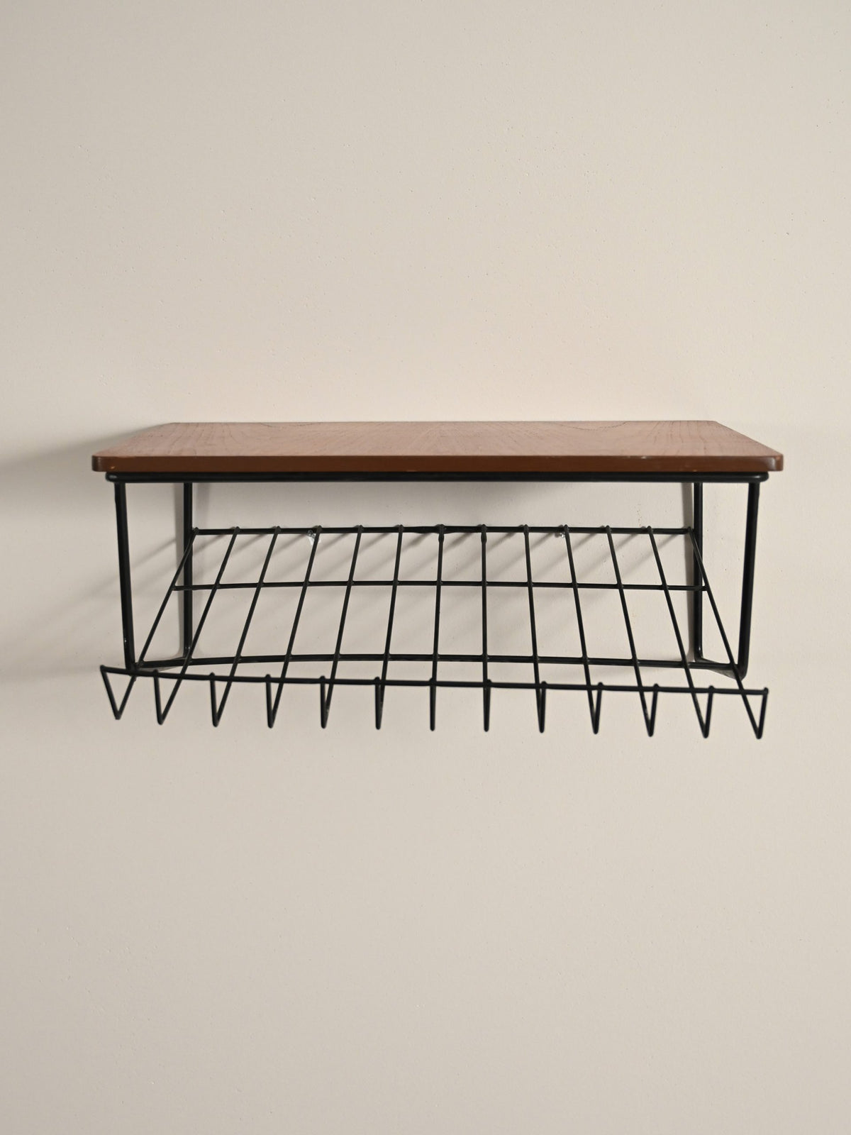 Comodino sospeso svedese in teak e metallo anni '50 1