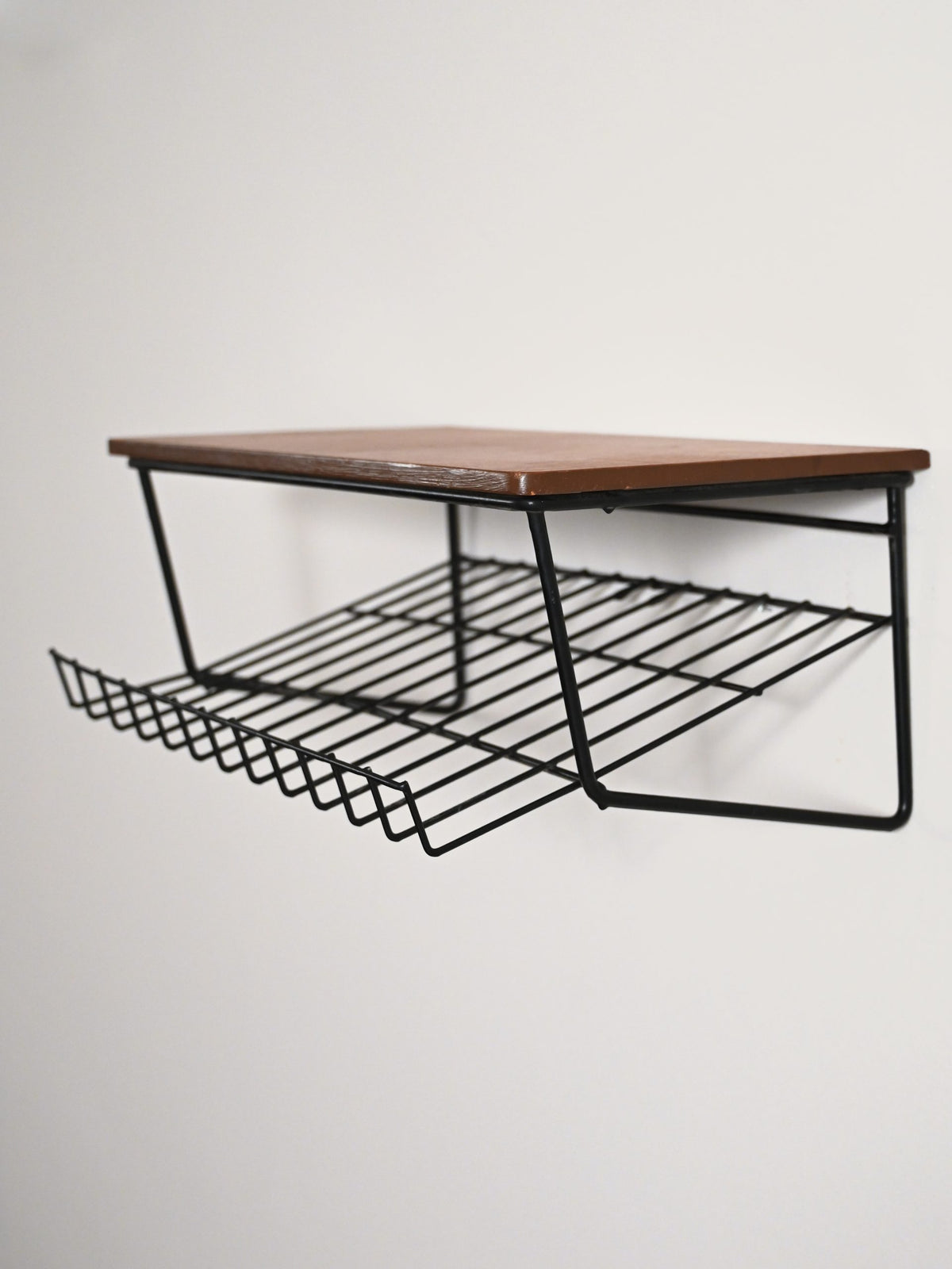 Comodino sospeso svedese in teak e metallo anni '50 2
