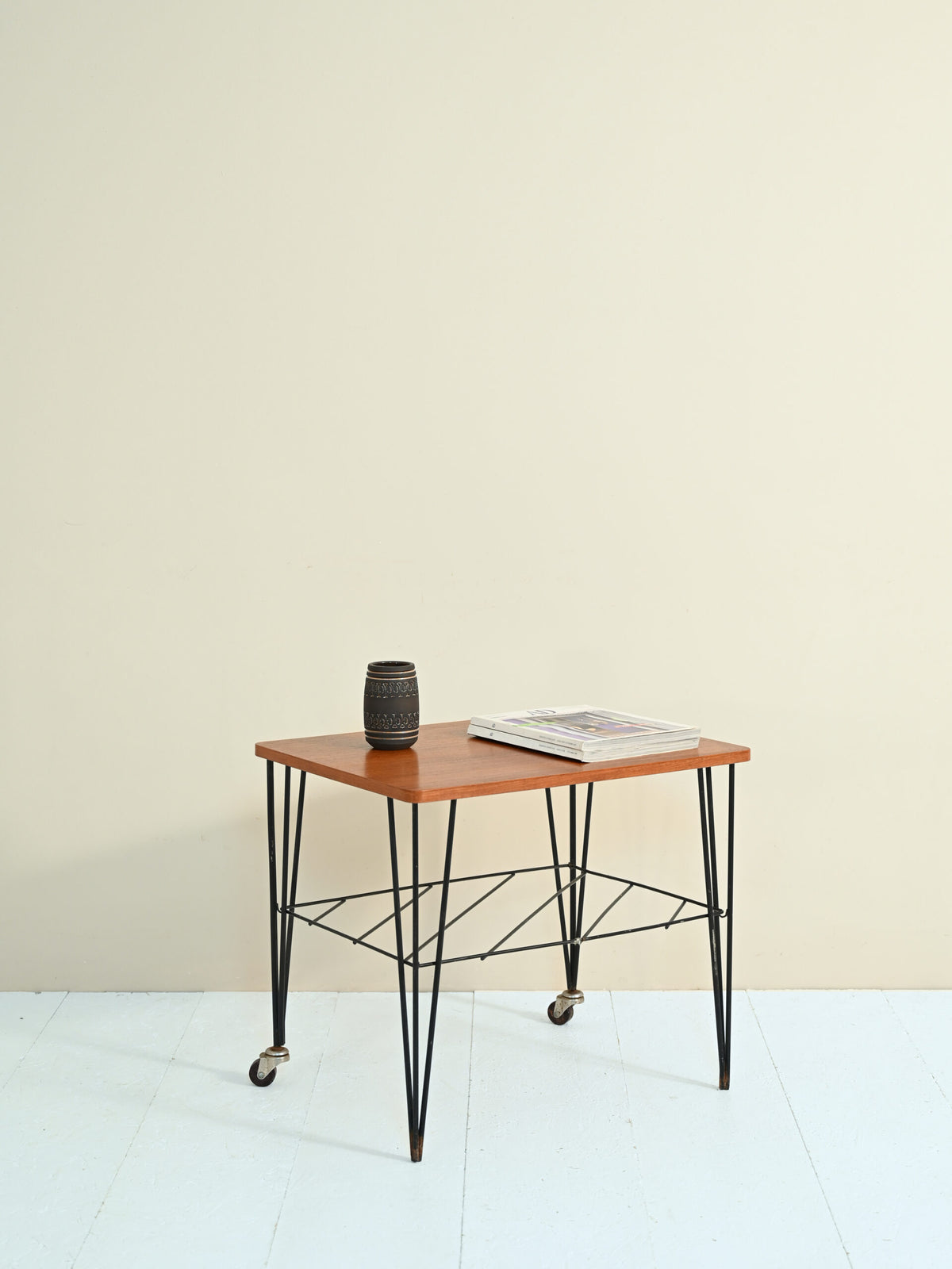 Tavolino scandinavo vintage con struttura in metallo