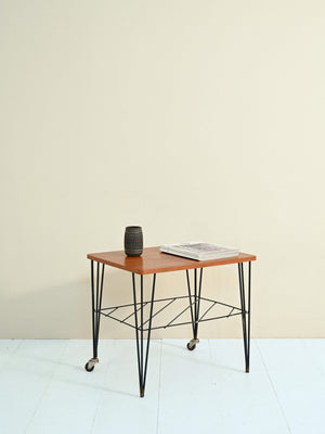 Tavolino scandinavo vintage con struttura in metallo
