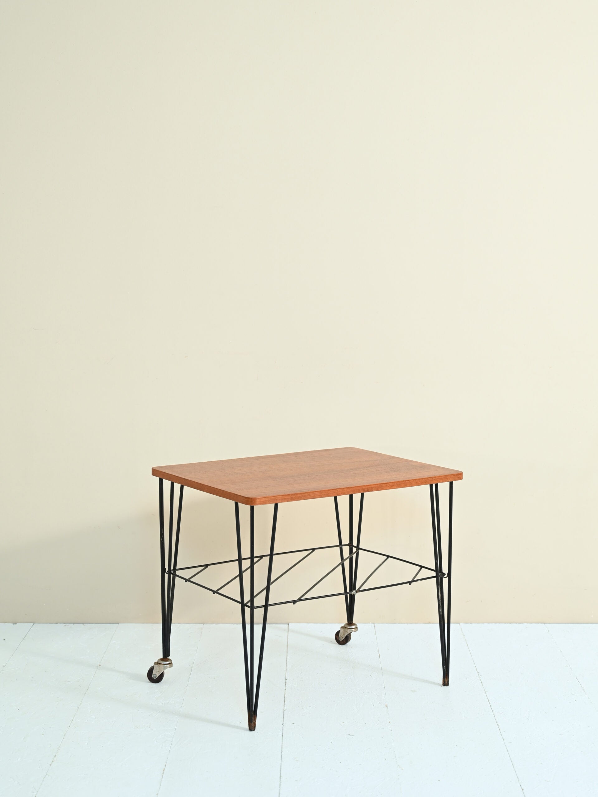 Tavolino scandinavo vintage con struttura in metallo 3