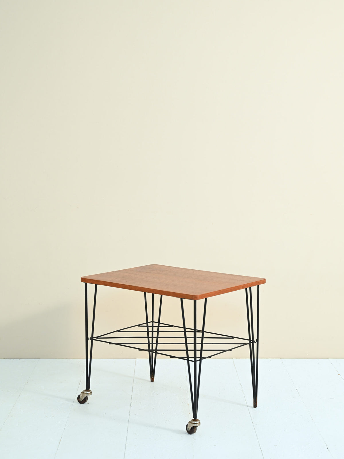 Tavolino scandinavo vintage con struttura in metallo 2