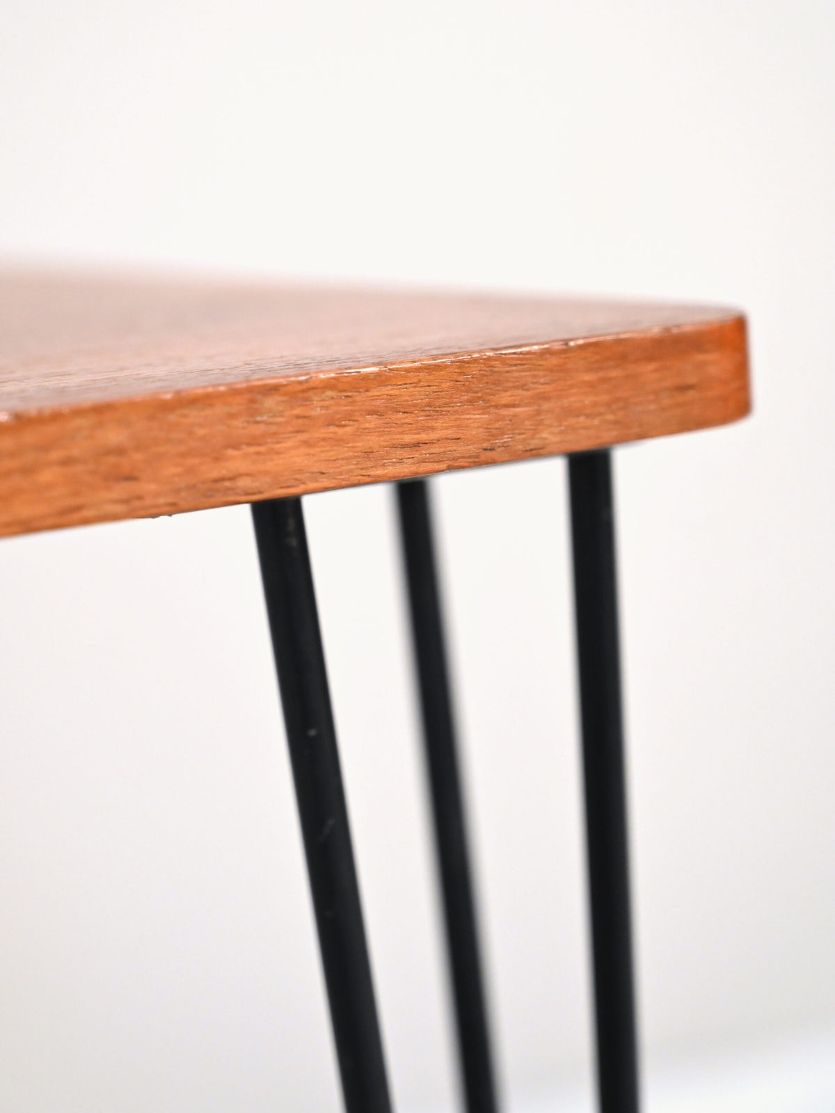 Tavolino scandinavo vintage con struttura in metallo 4