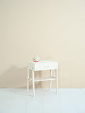 Comodino scandinavo dipinto di bianco