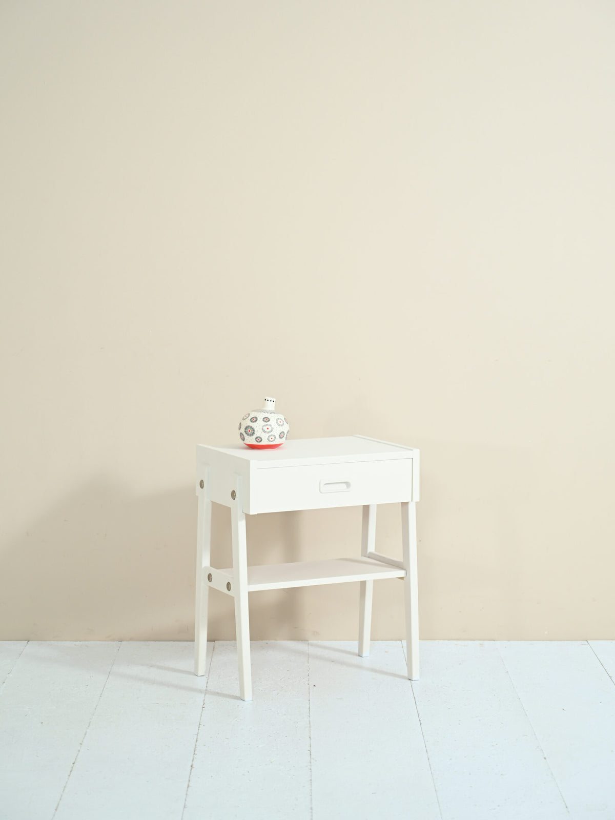 Comodino scandinavo dipinto di bianco