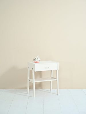 Comodino scandinavo dipinto di bianco