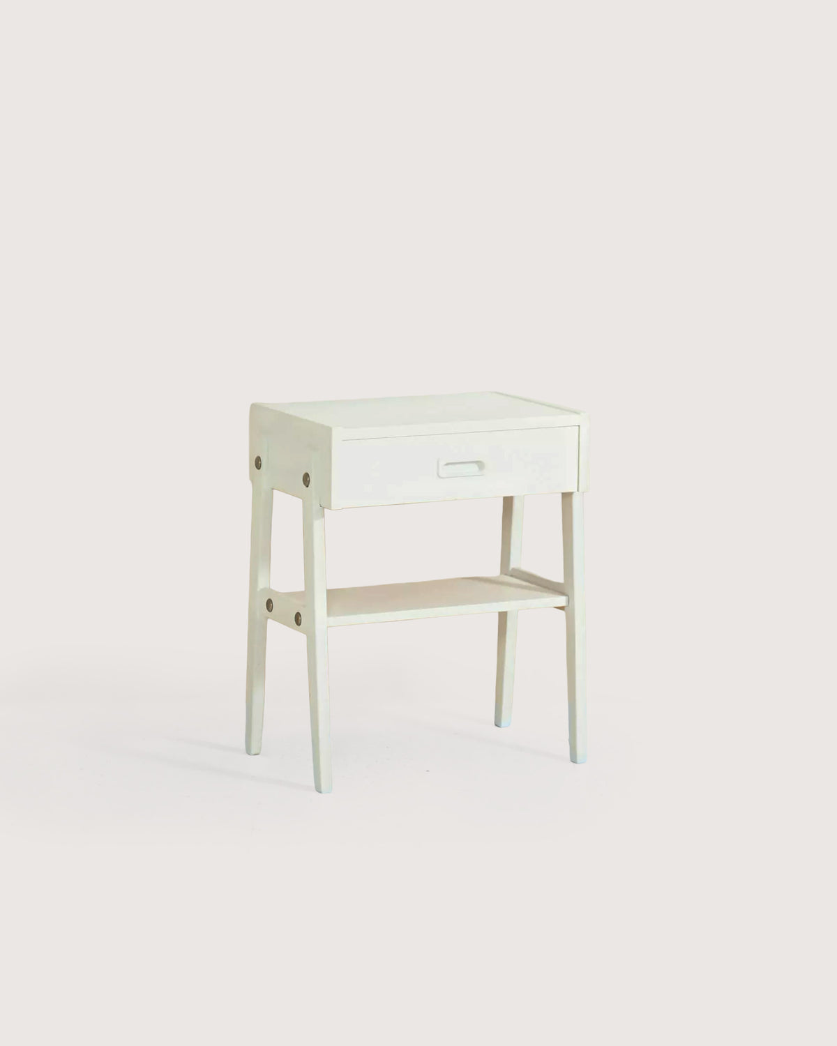 Comodino scandinavo dipinto di bianco