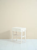 Comodino scandinavo dipinto di bianco 2