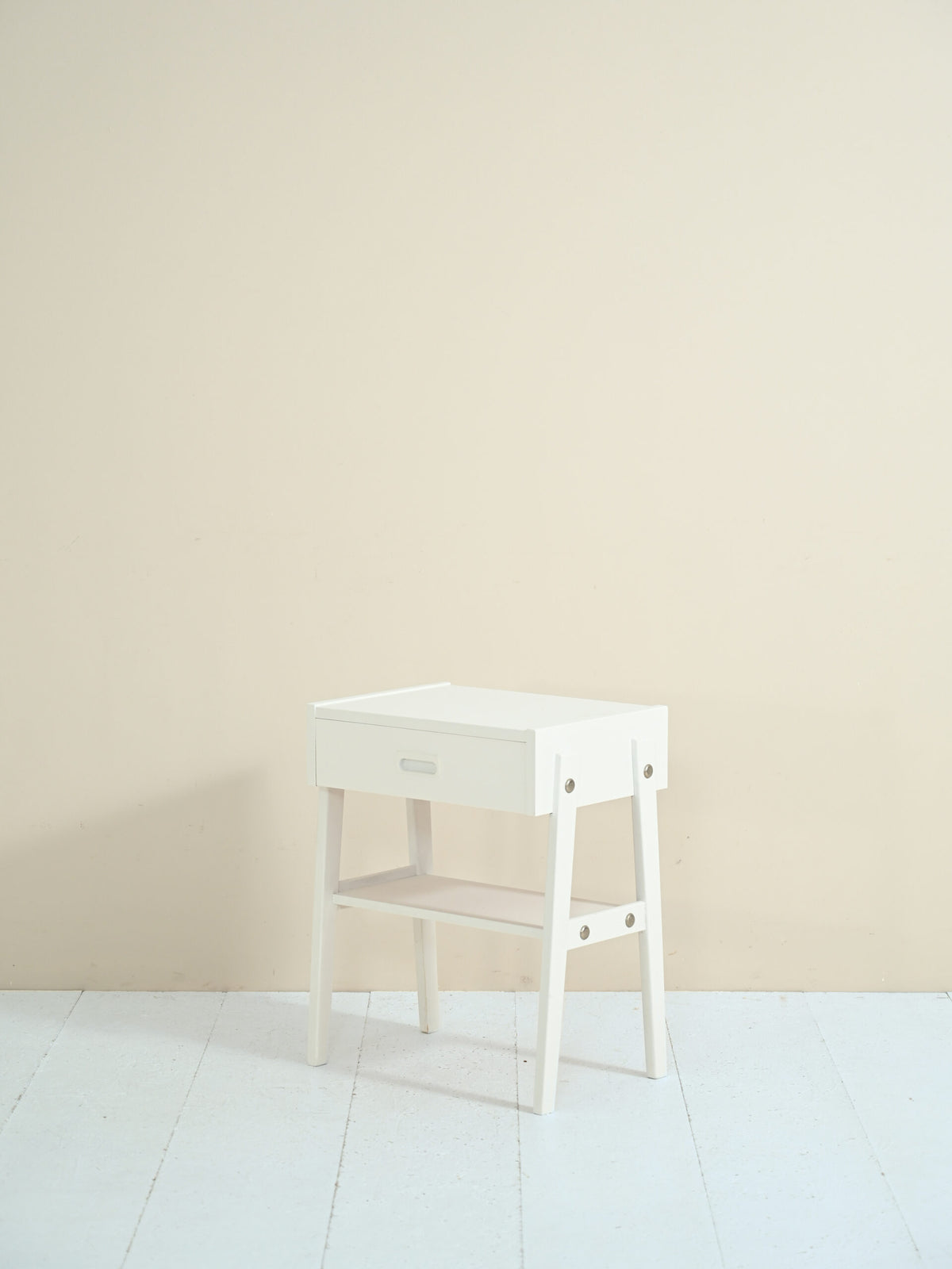 Comodino scandinavo dipinto di bianco 2