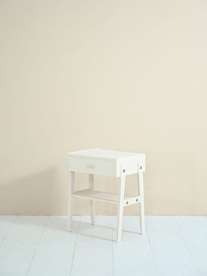 Comodino scandinavo dipinto di bianco 2