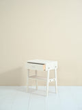 Comodino scandinavo dipinto di bianco 3