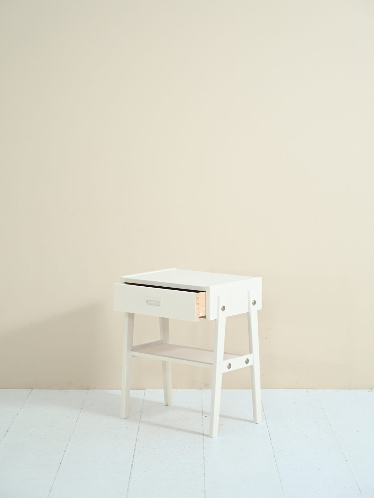Comodino scandinavo dipinto di bianco 3