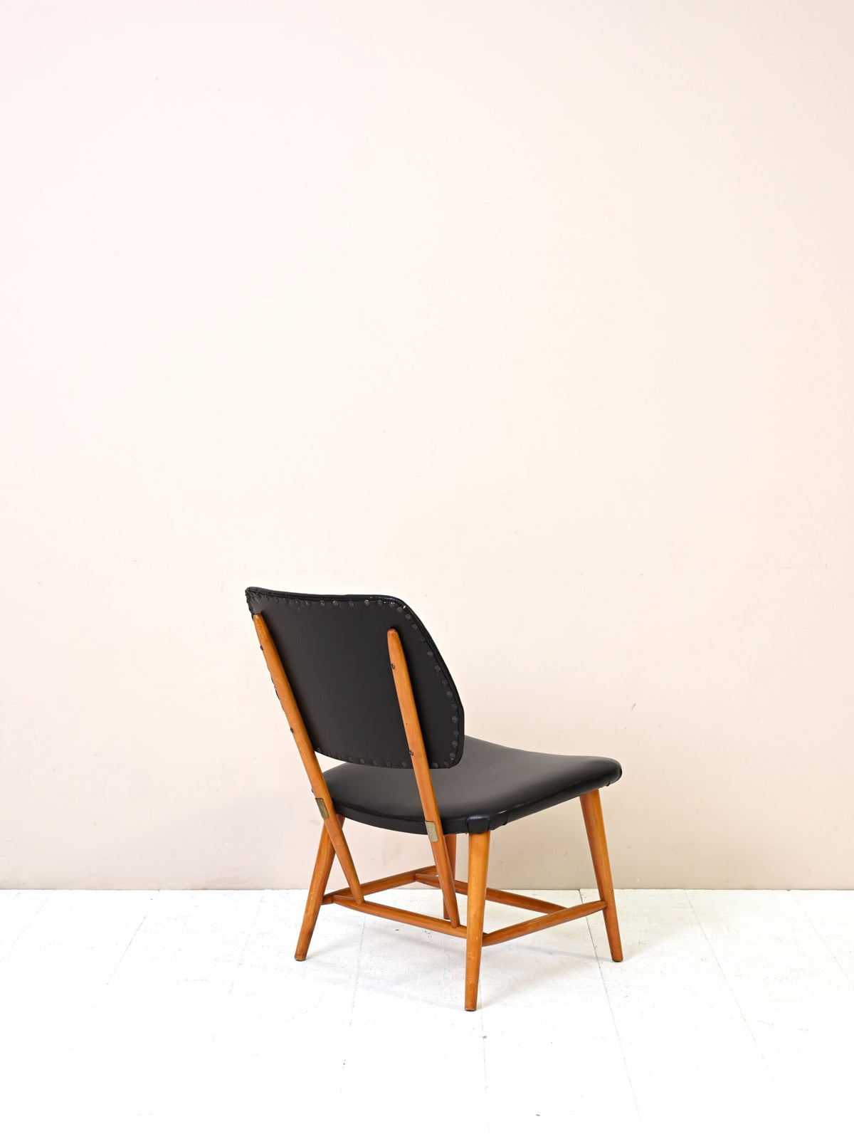 Sedia vintage scandinava in similpelle nera 2