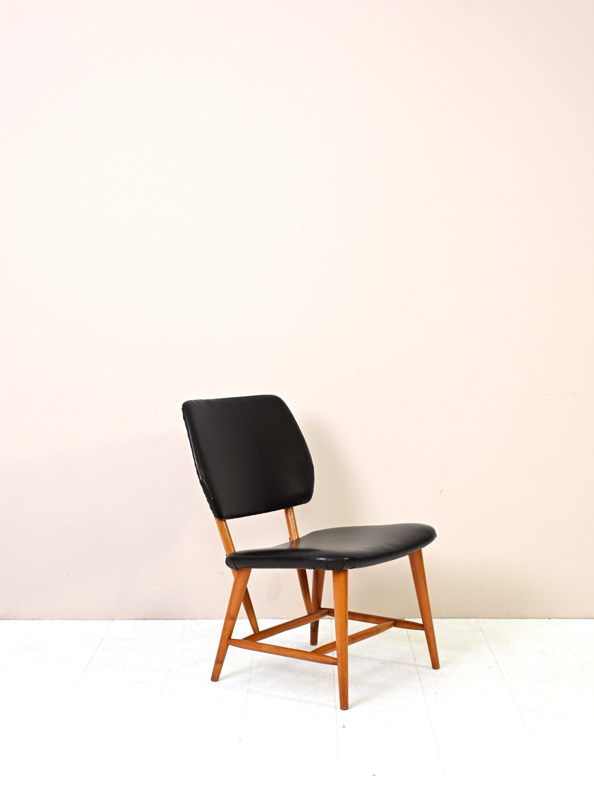 Sedia vintage scandinava in similpelle nera 11