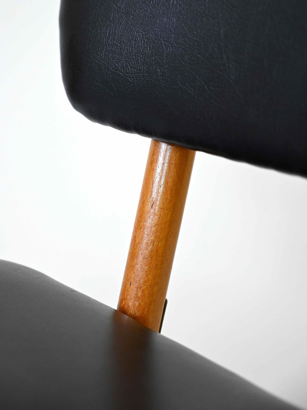 Sedia vintage scandinava in similpelle nera 6