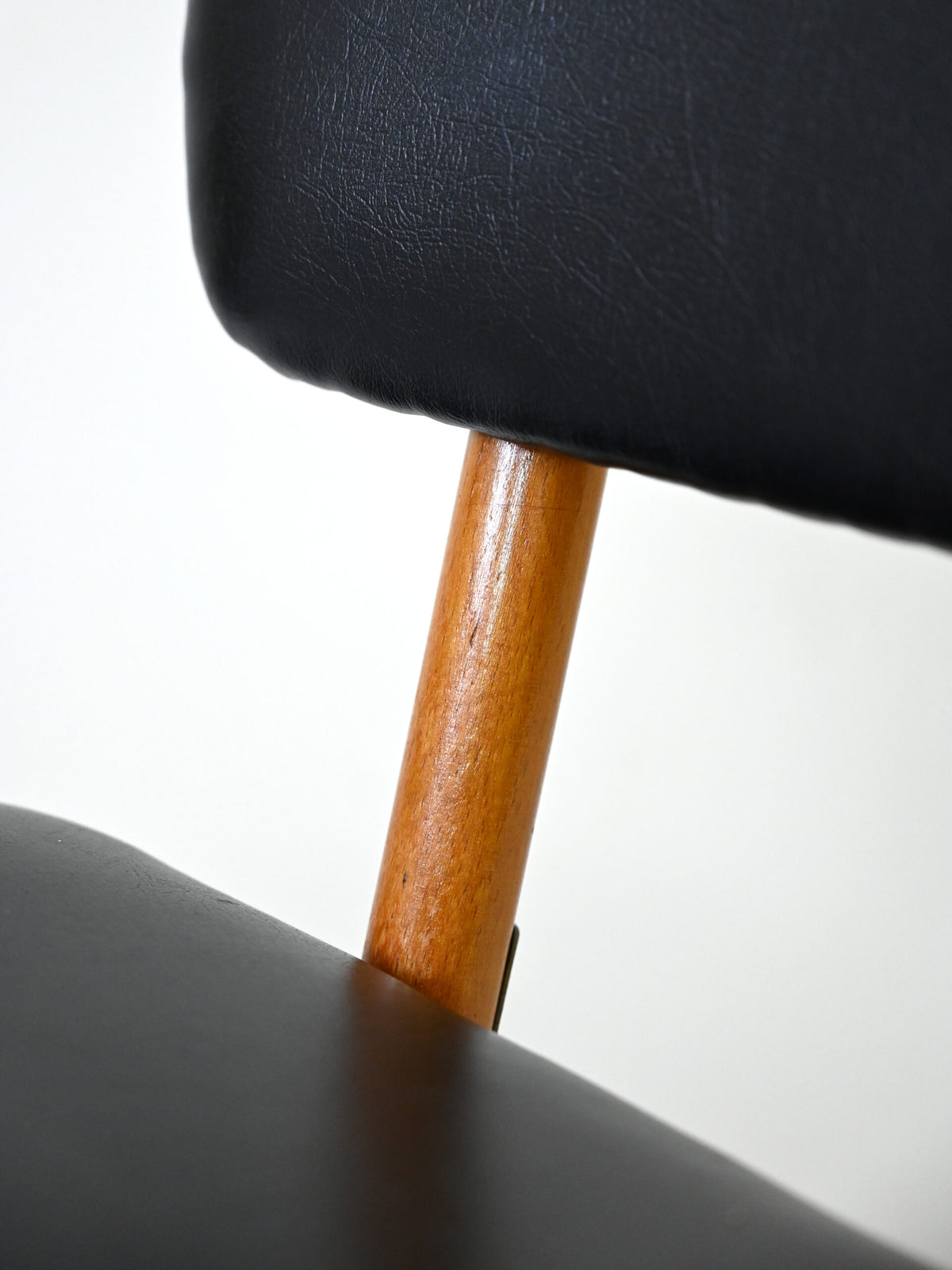 Sedia vintage scandinava in similpelle nera 15