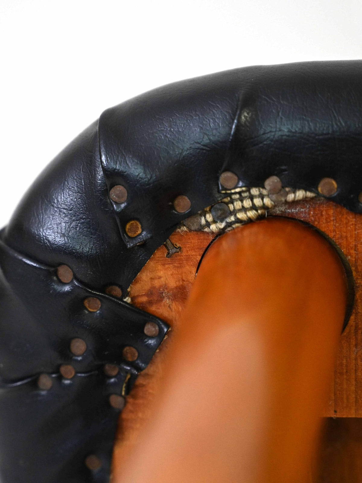 Sedia vintage scandinava in similpelle nera 7