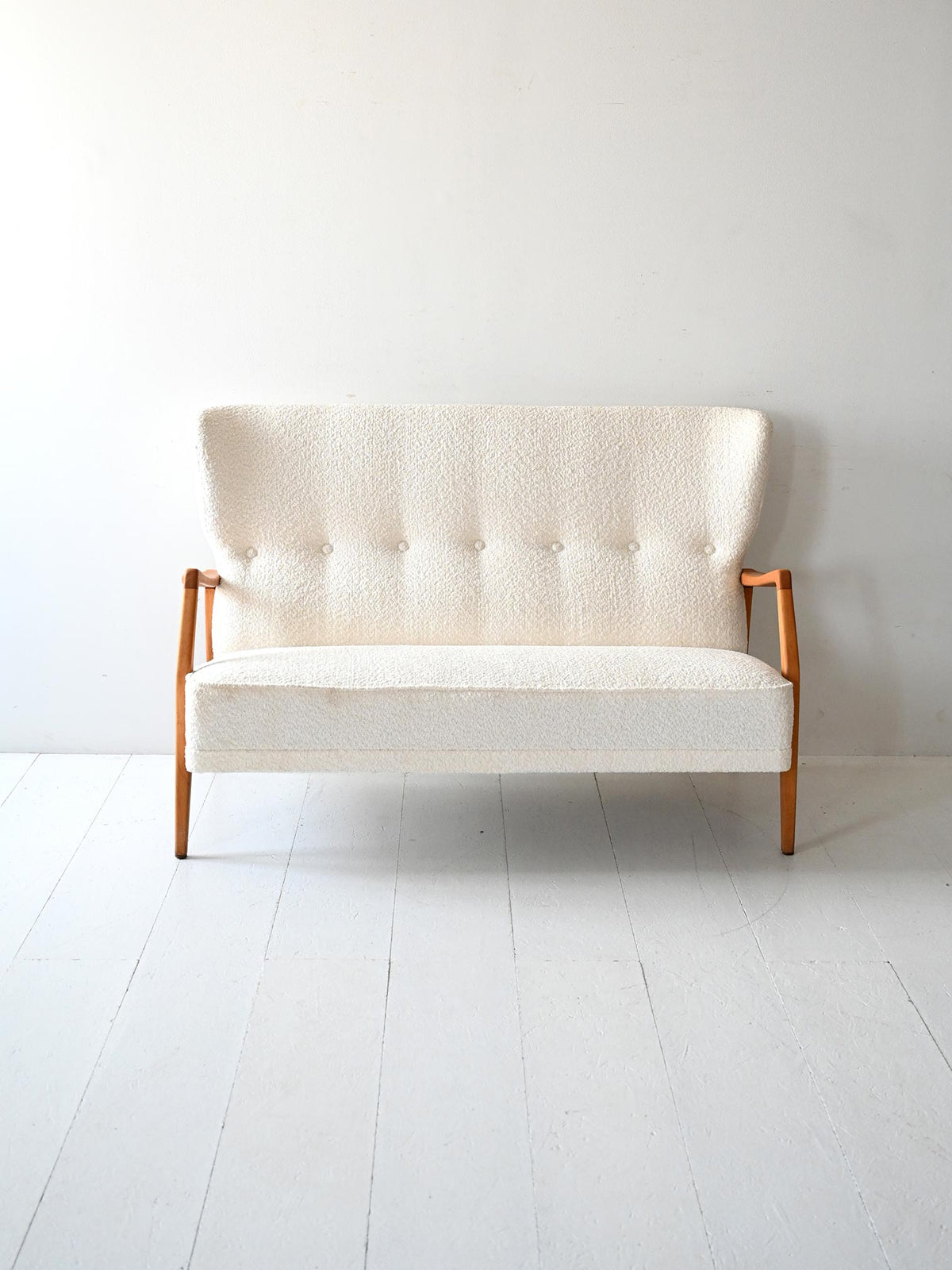 Divano scandinavo vintage con tessuto bouclé 2