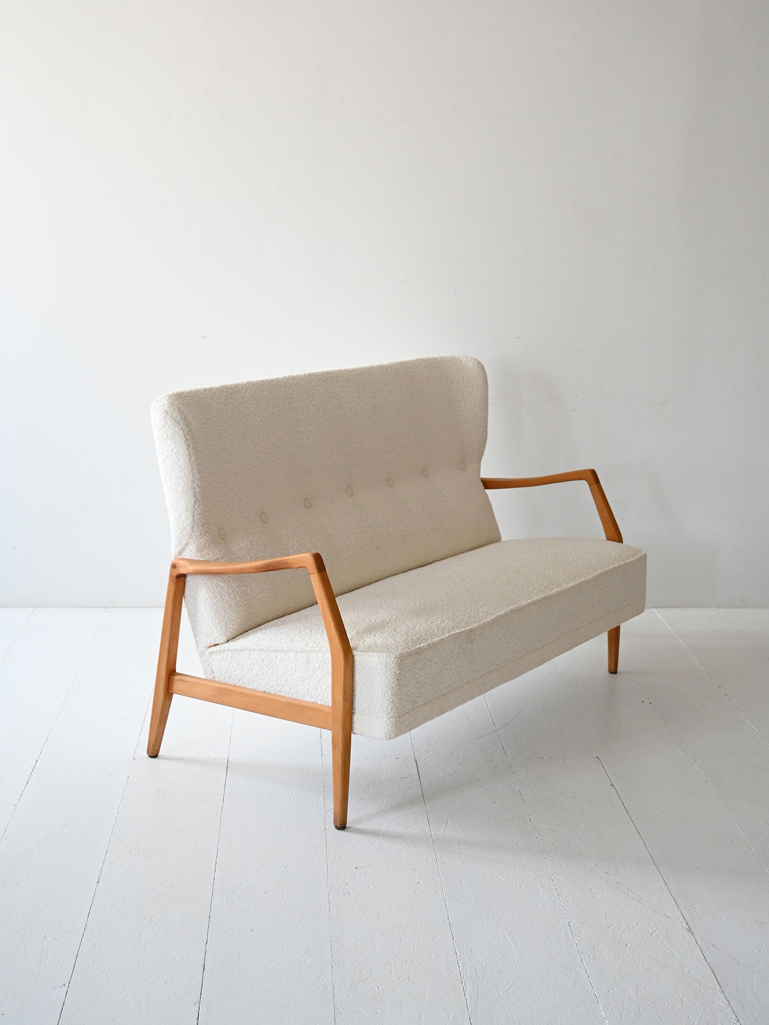 Divano scandinavo vintage con tessuto bouclé 3
