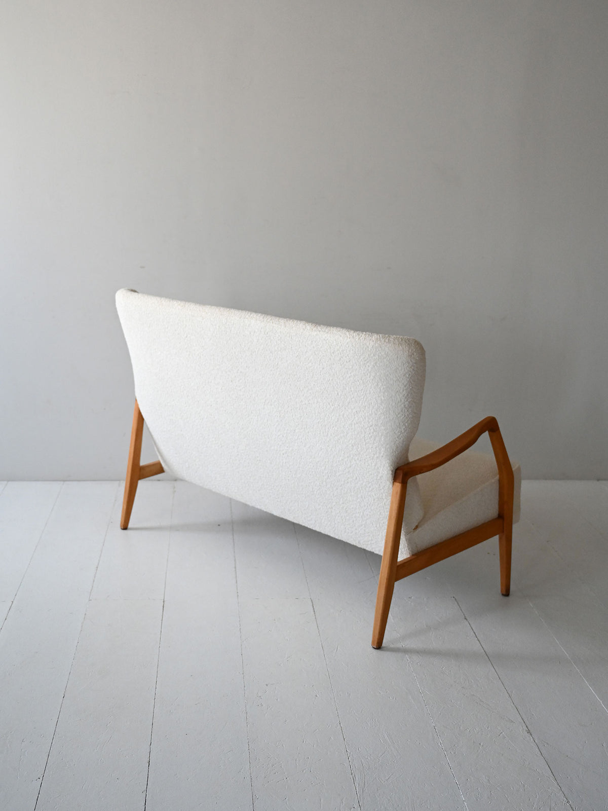 Divano scandinavo vintage con tessuto bouclé 5