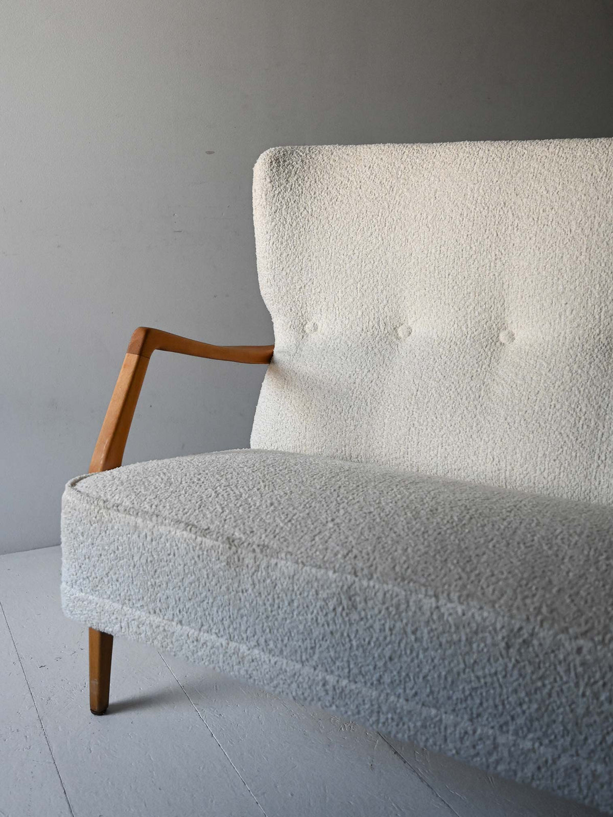 Divano scandinavo vintage con tessuto bouclé 8