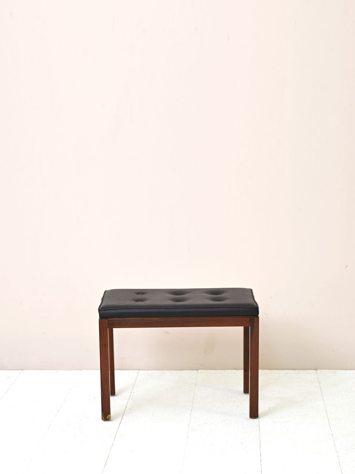 Pouf vintage in palissandro con seduta in ecopelle