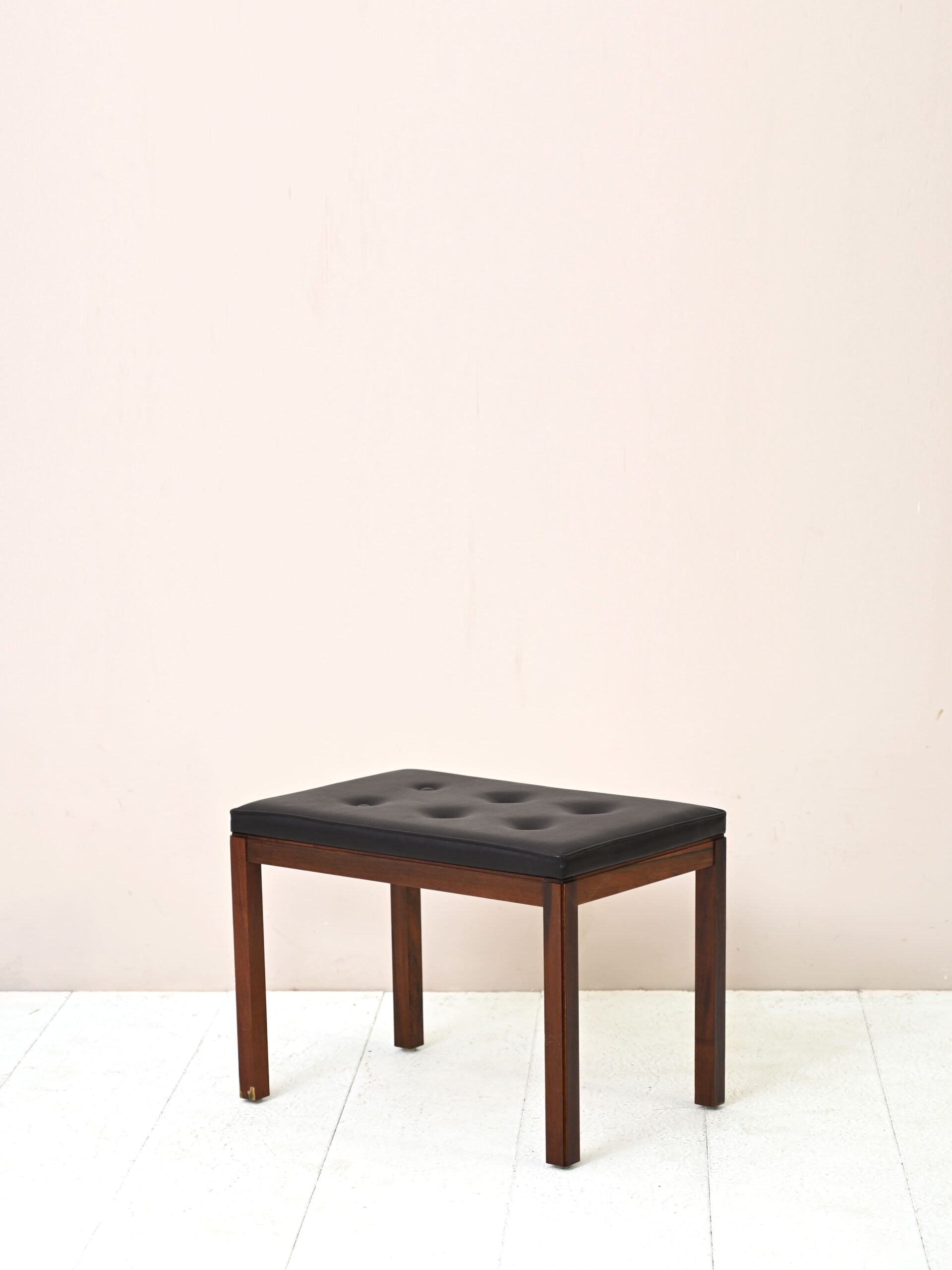 Pouf vintage in palissandro con seduta in ecopelle 1