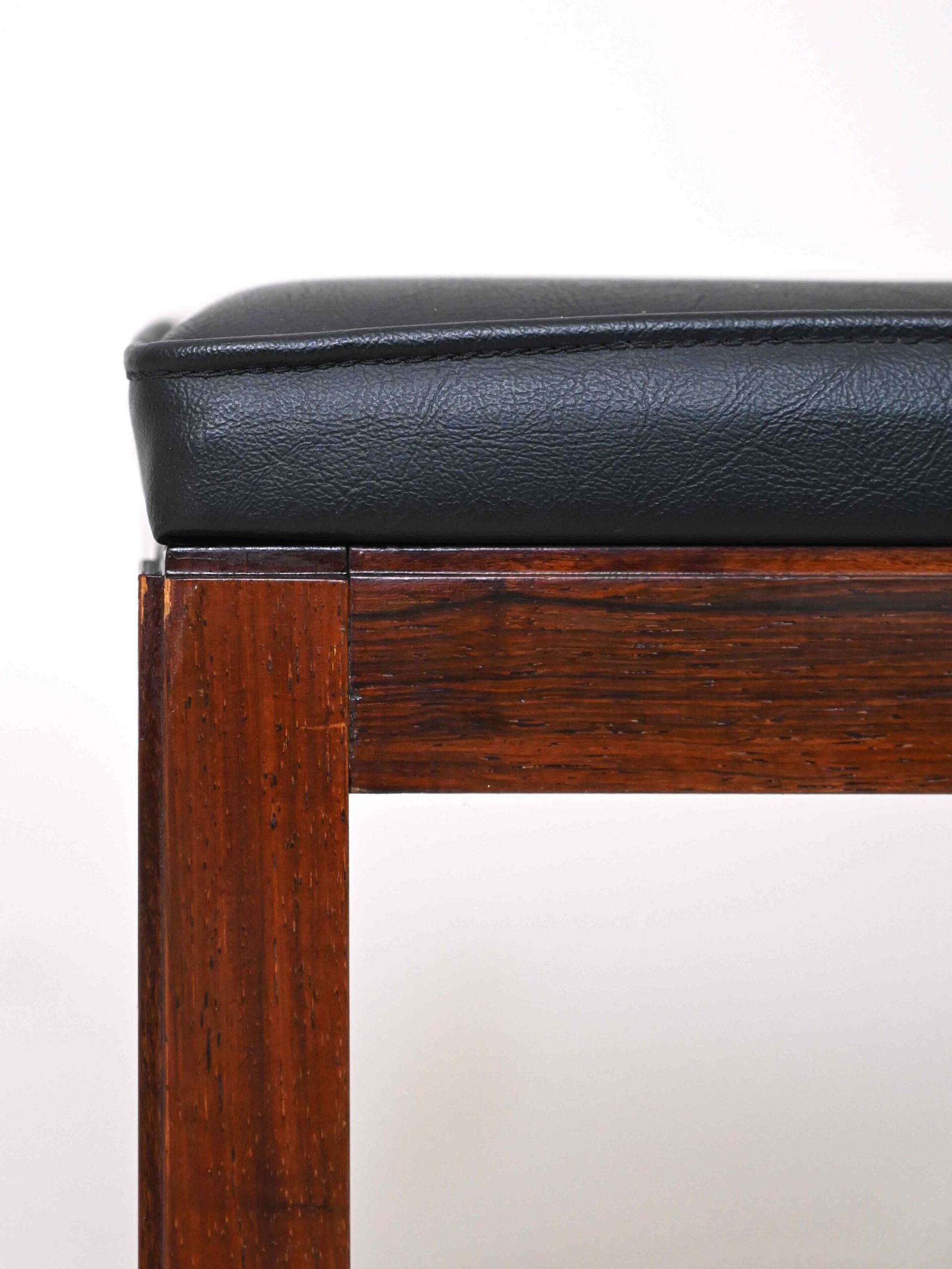 Pouf vintage in palissandro con seduta in ecopelle