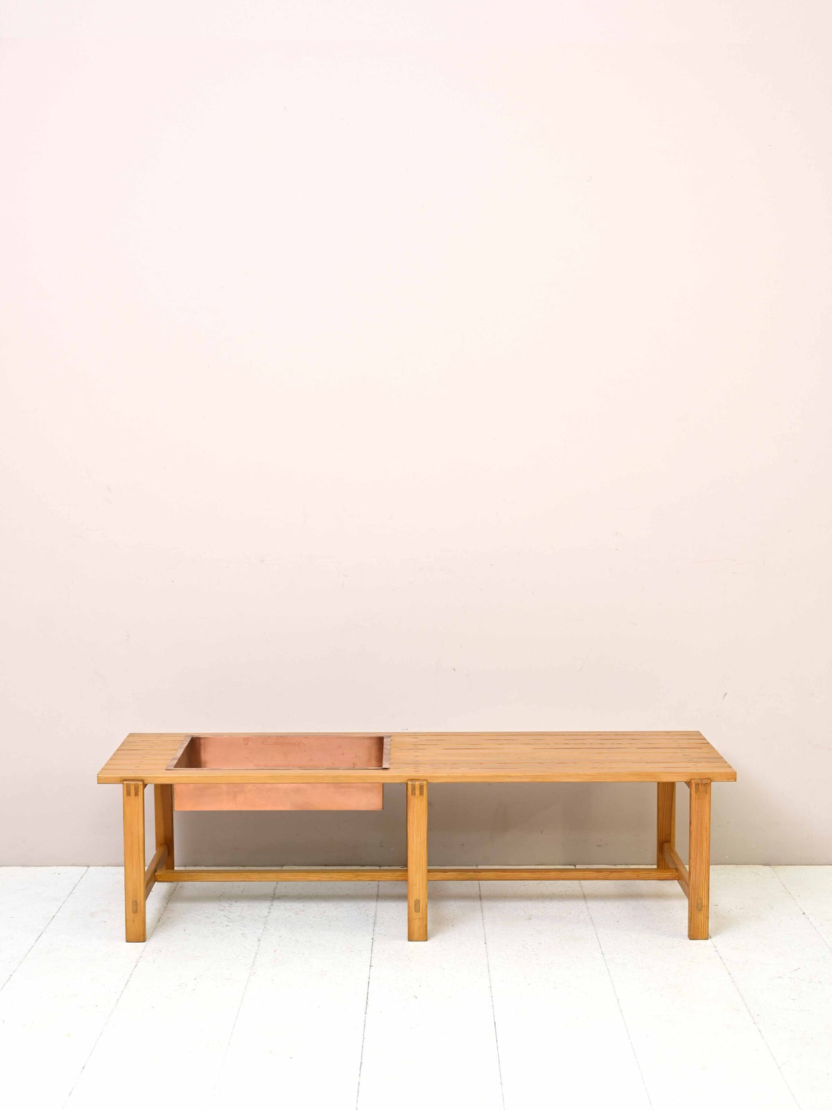 Panca scandinava con fioriera 1
