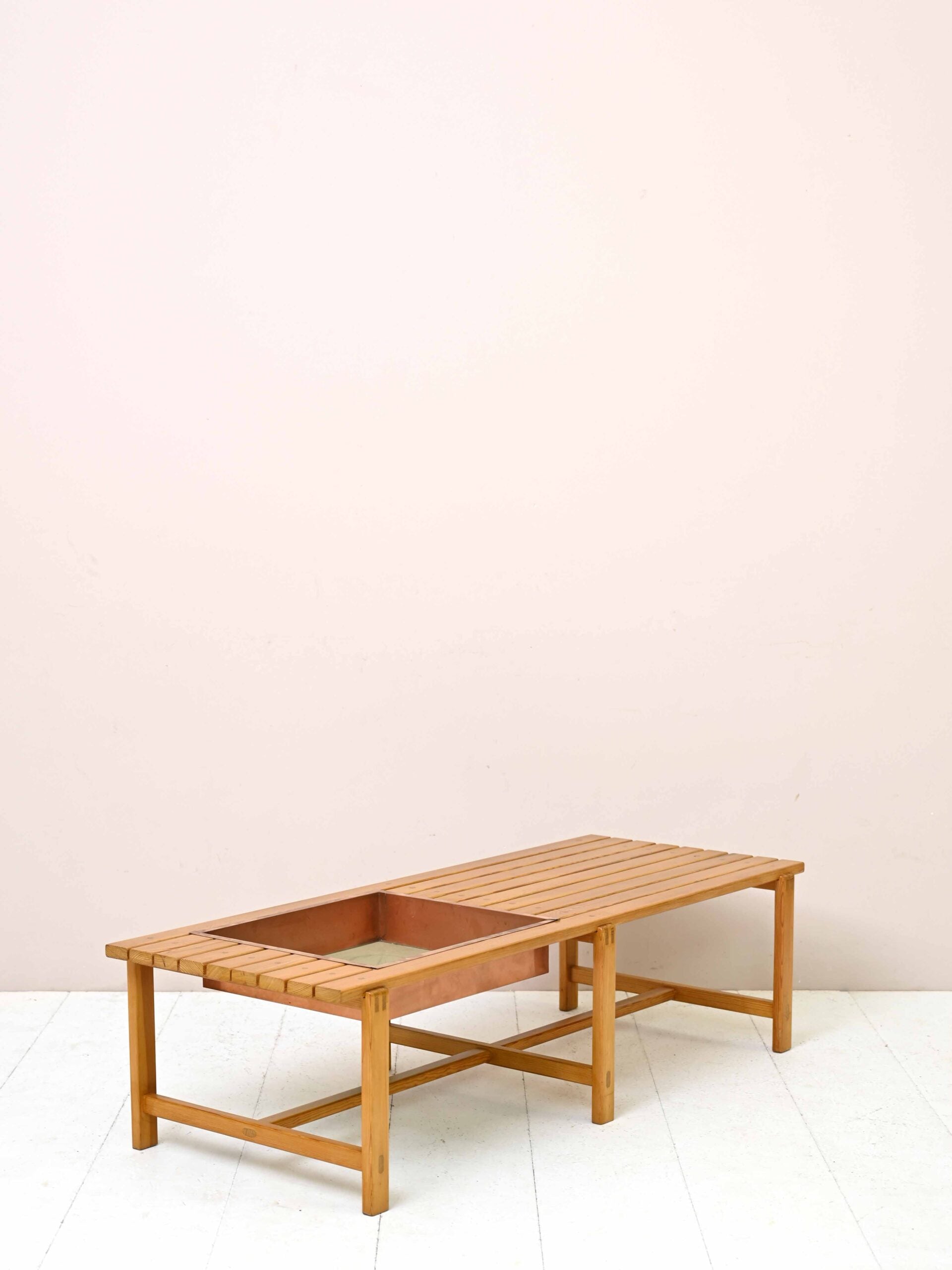 Panca scandinava con fioriera 2