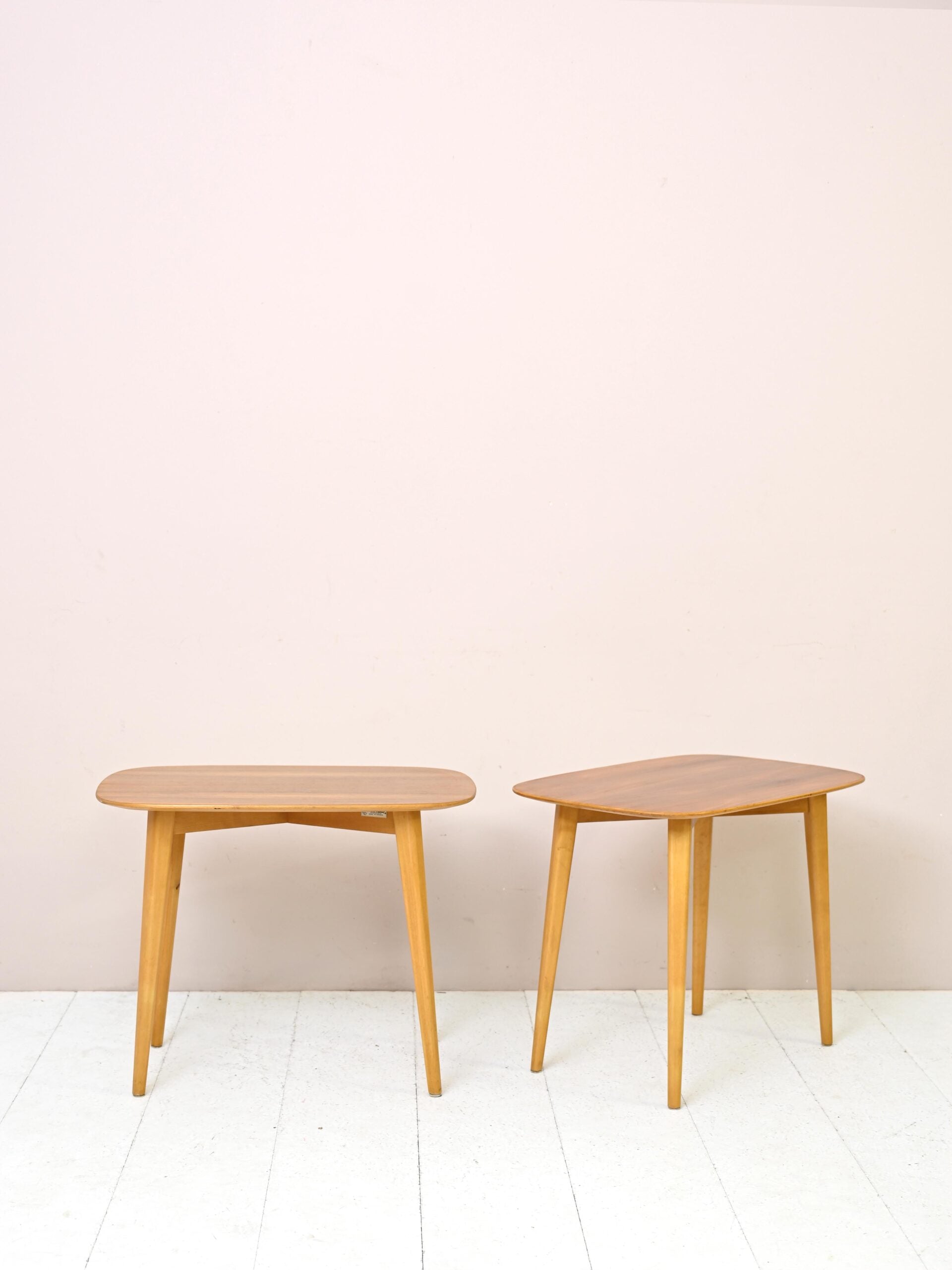 Tavolini scandinavi ovali di modernariato