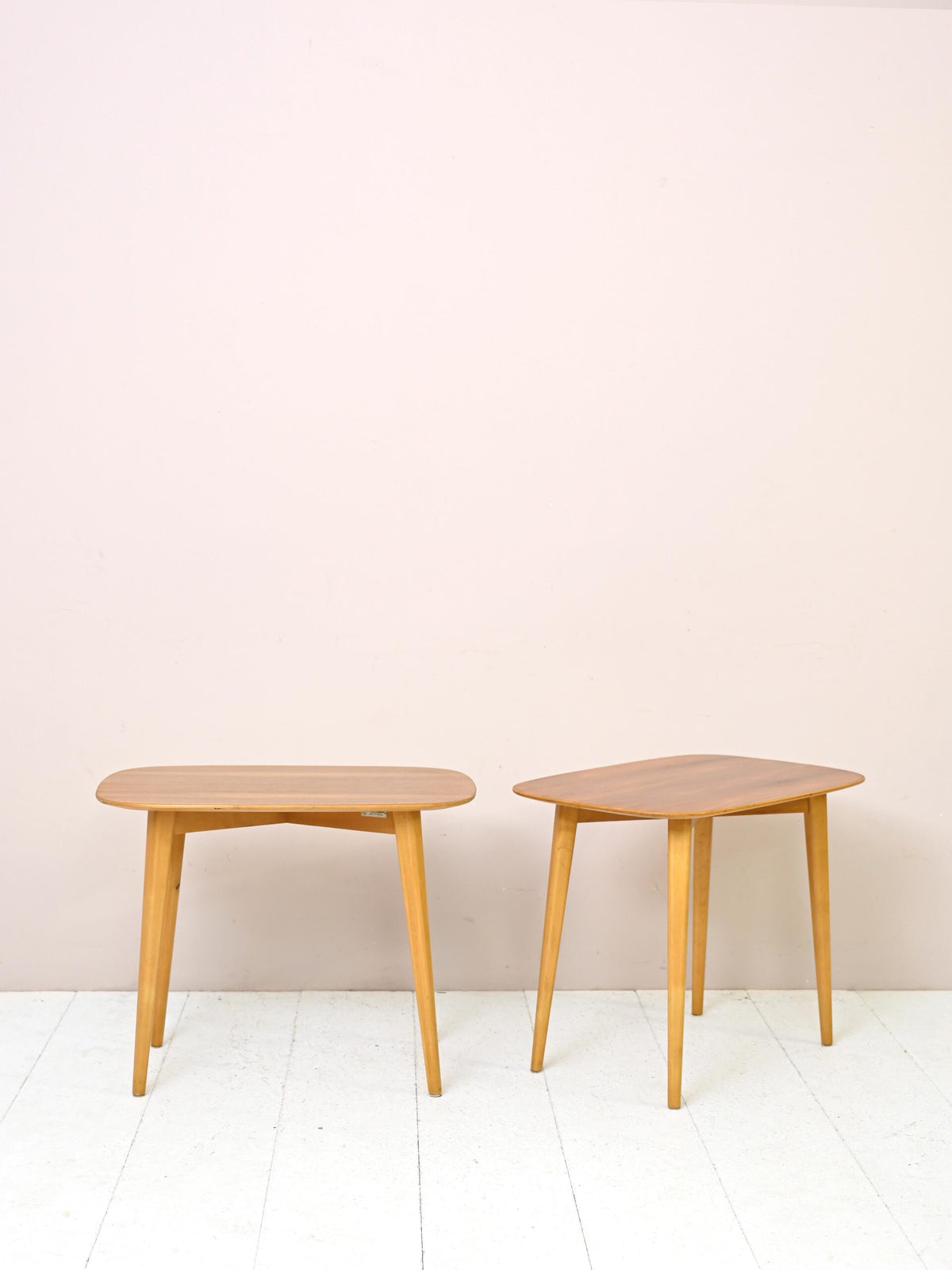 Tavolini scandinavi ovali di modernariato