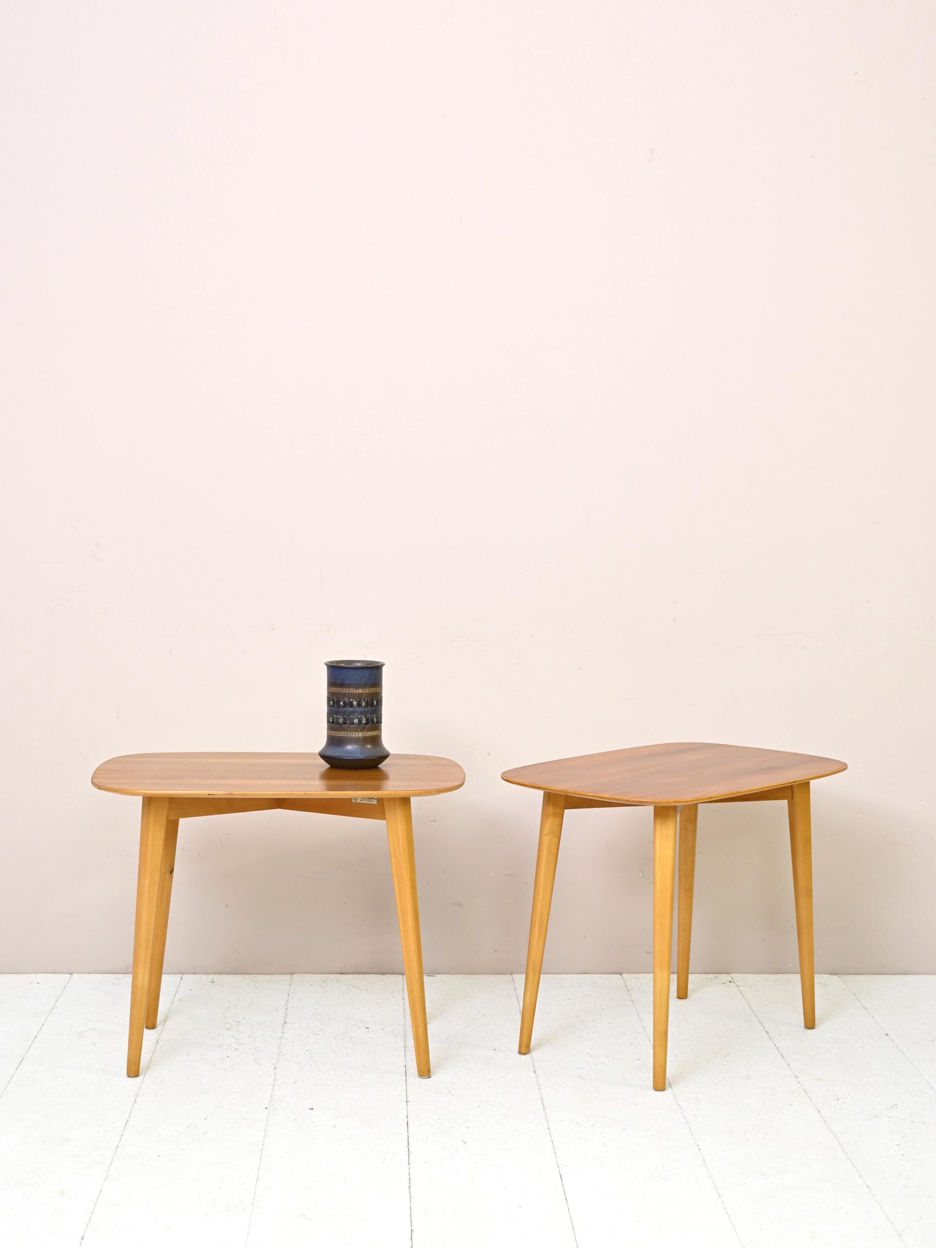 Tavolini scandinavi ovali di modernariato 1