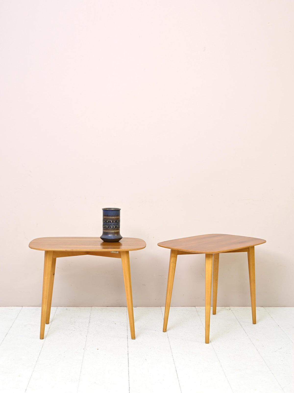 Tavolini scandinavi ovali di modernariato 1