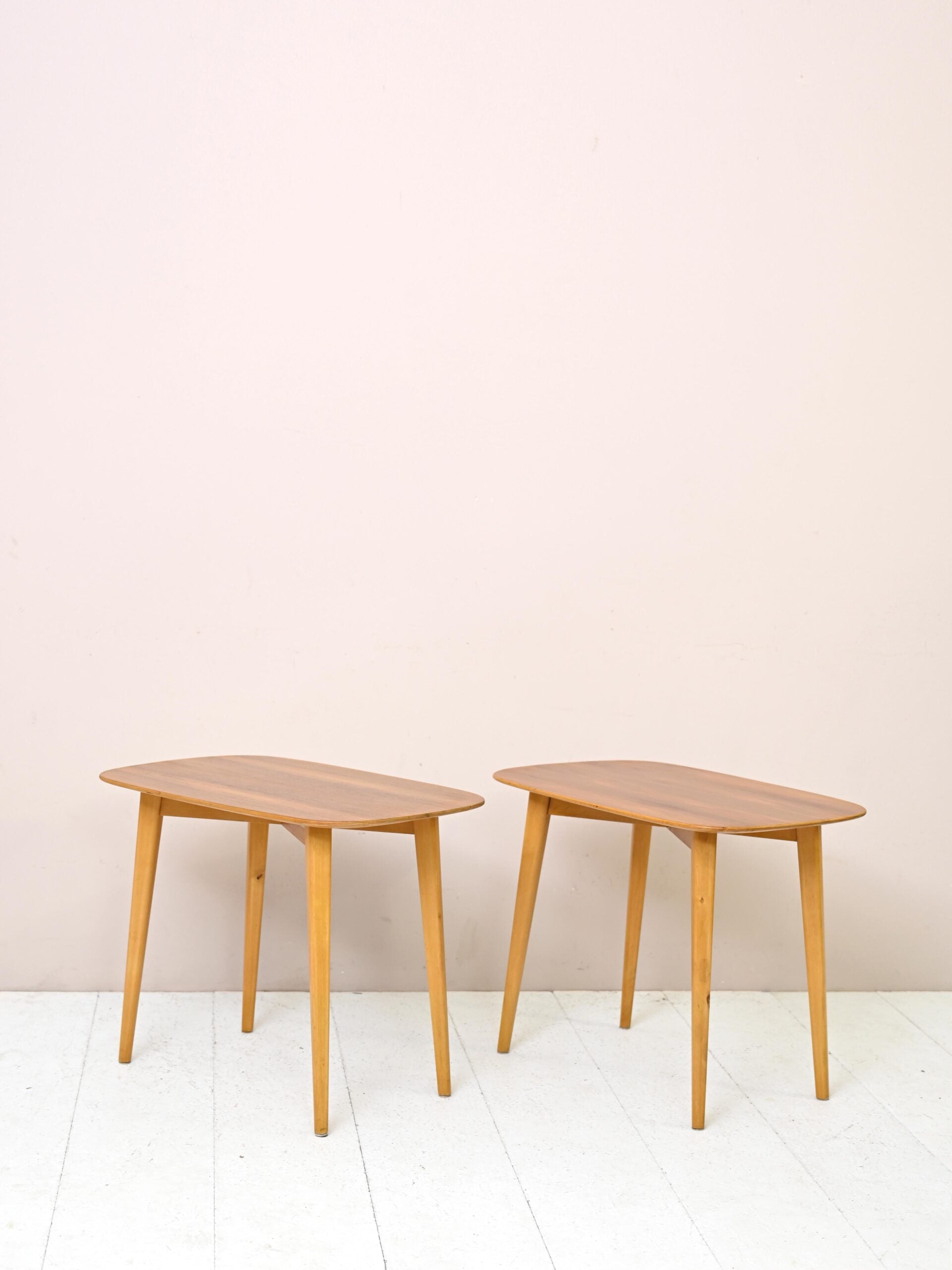 Tavolini scandinavi ovali di modernariato 3