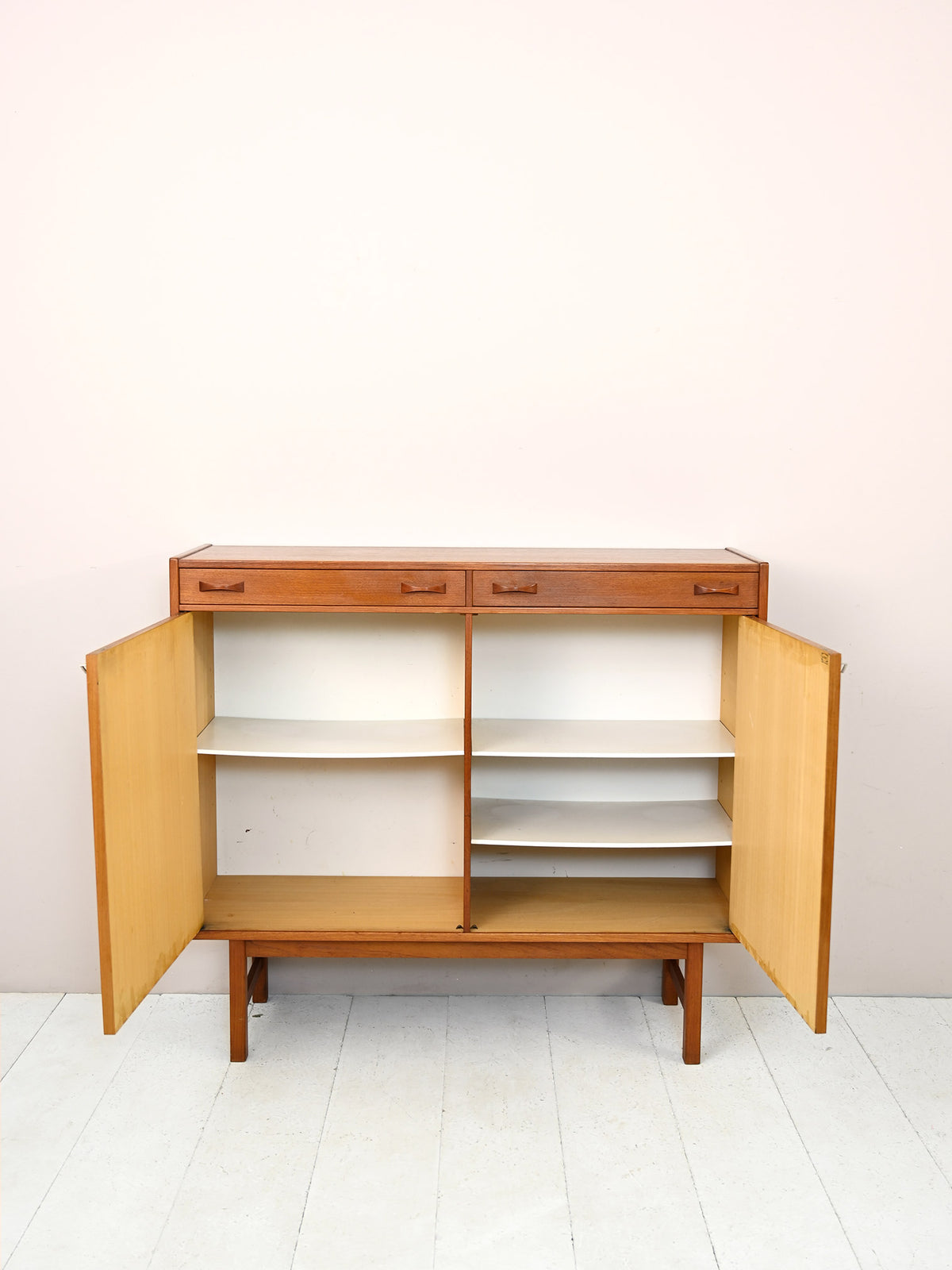 Credenza vintage scandinava con cassetti 2