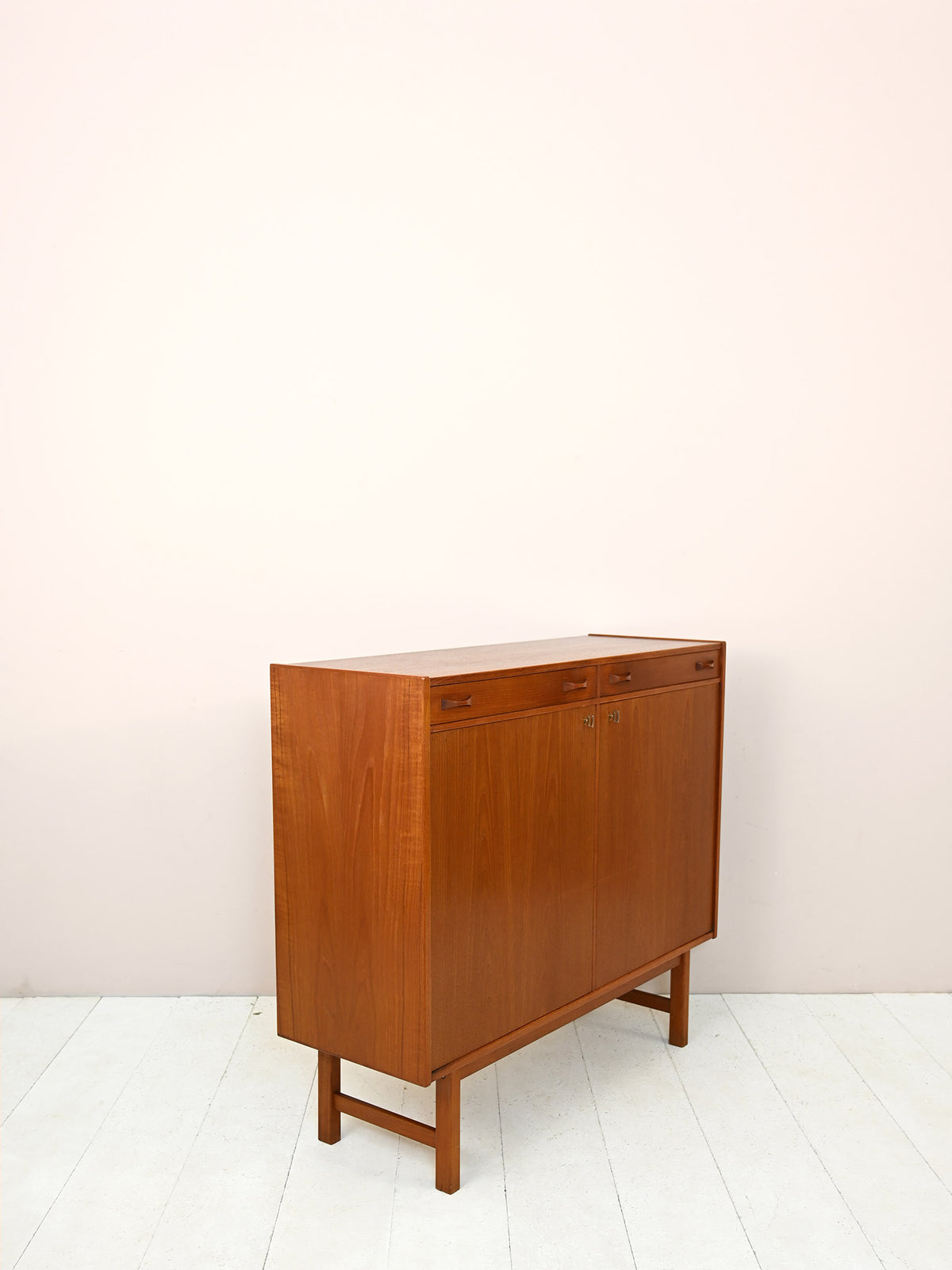 Credenza vintage scandinava con cassetti 4