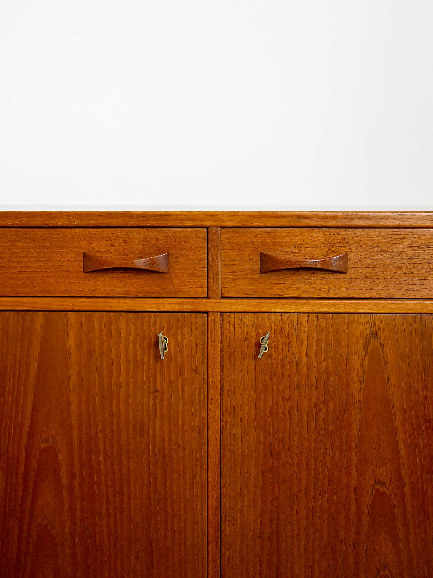 Credenza vintage scandinava con cassetti 7