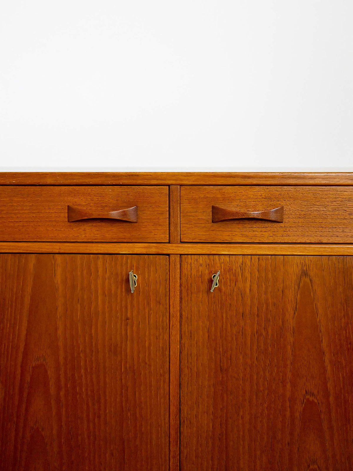 Credenza vintage scandinava con cassetti 7