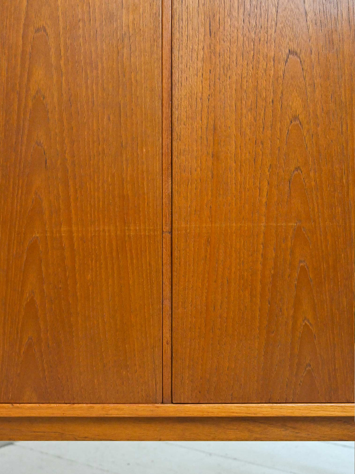 Credenza vintage scandinava con cassetti 11