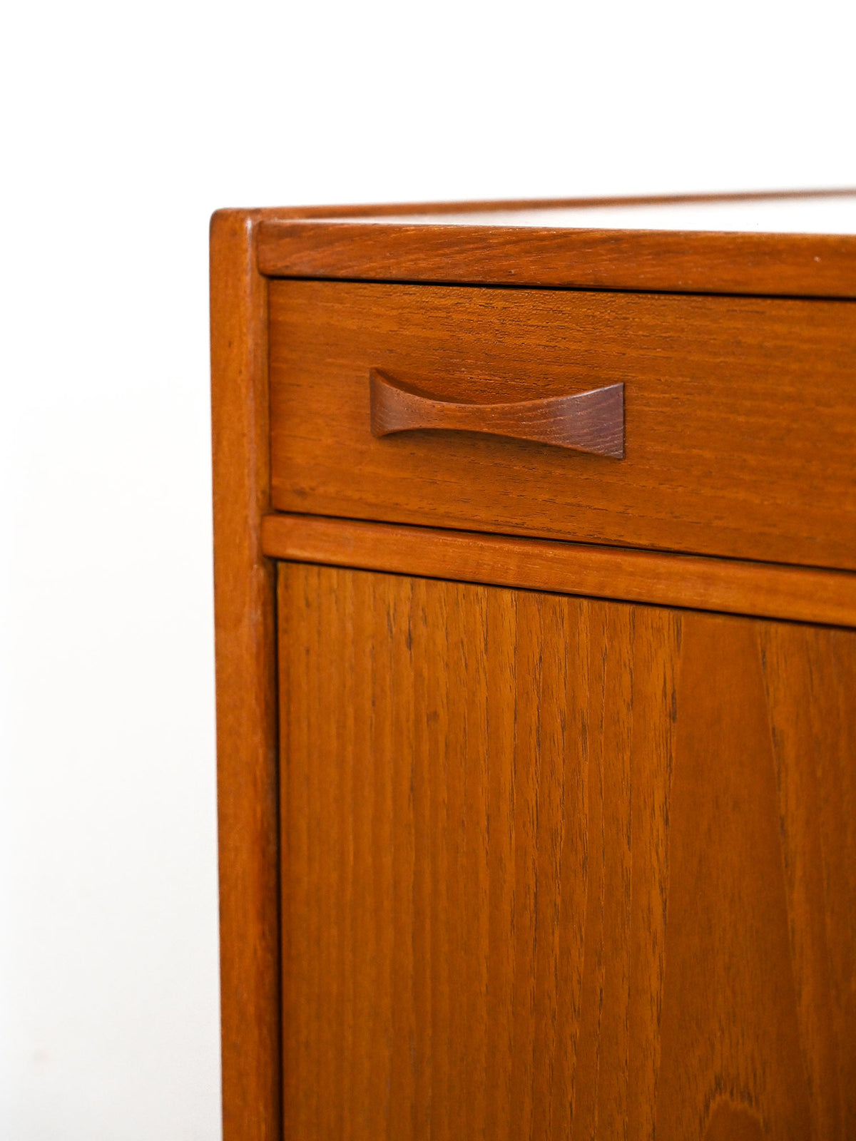 Credenza vintage scandinava con cassetti 12