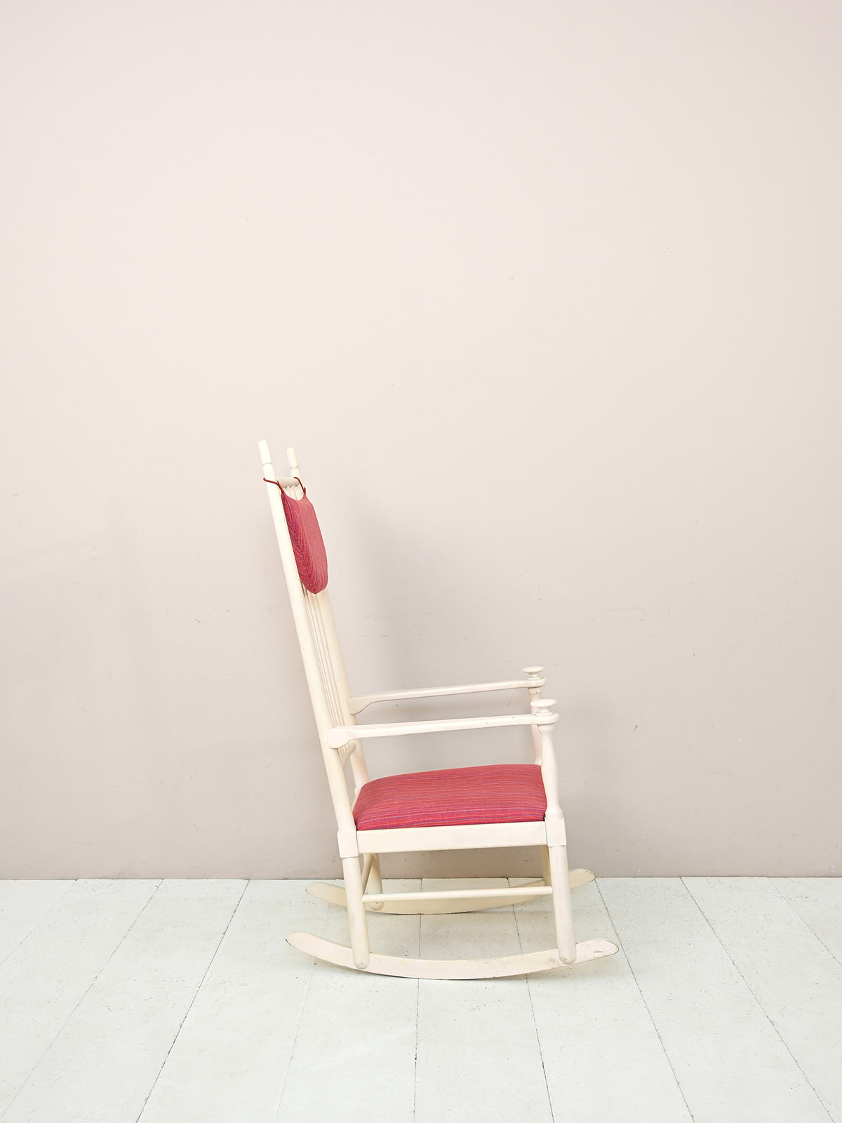 Sedia a dondolo scandinava 1