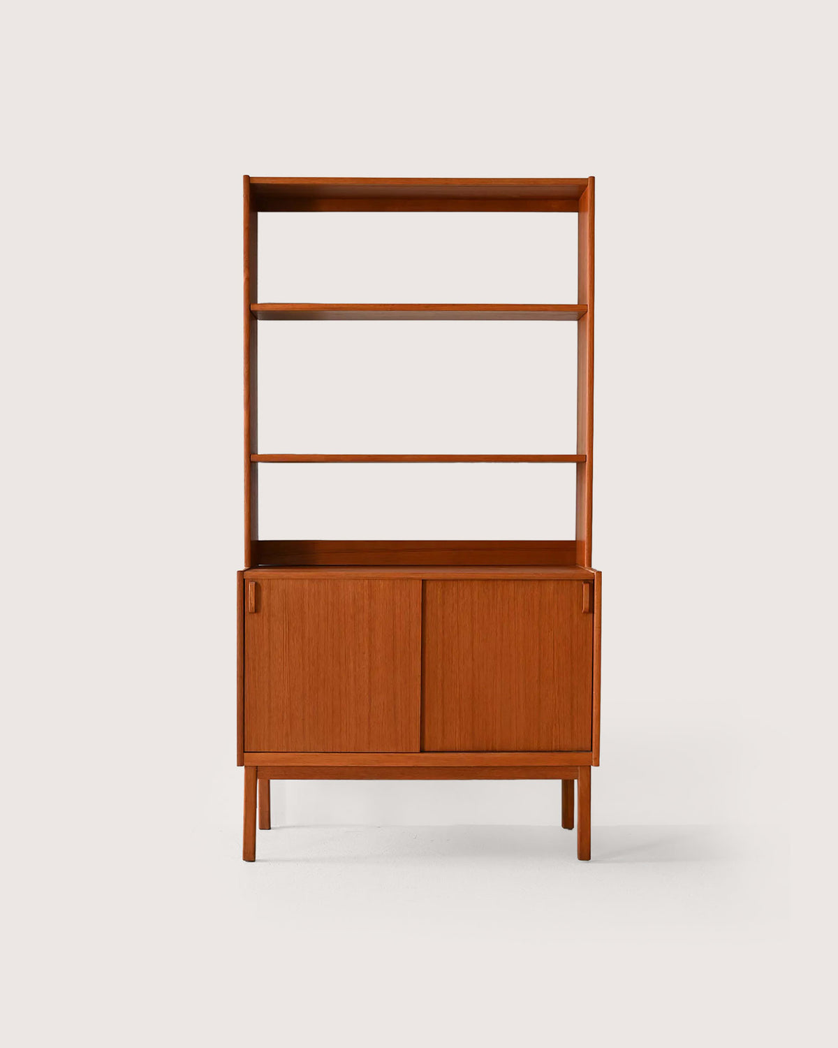Libreria con vano contenitore prodotta da Bodafors