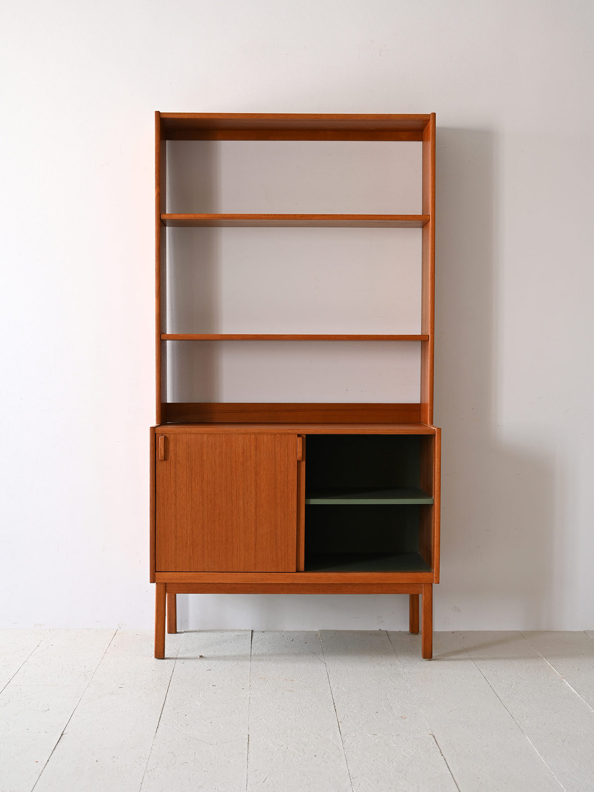 Libreria con vano contenitore prodotta da Bodafors 2