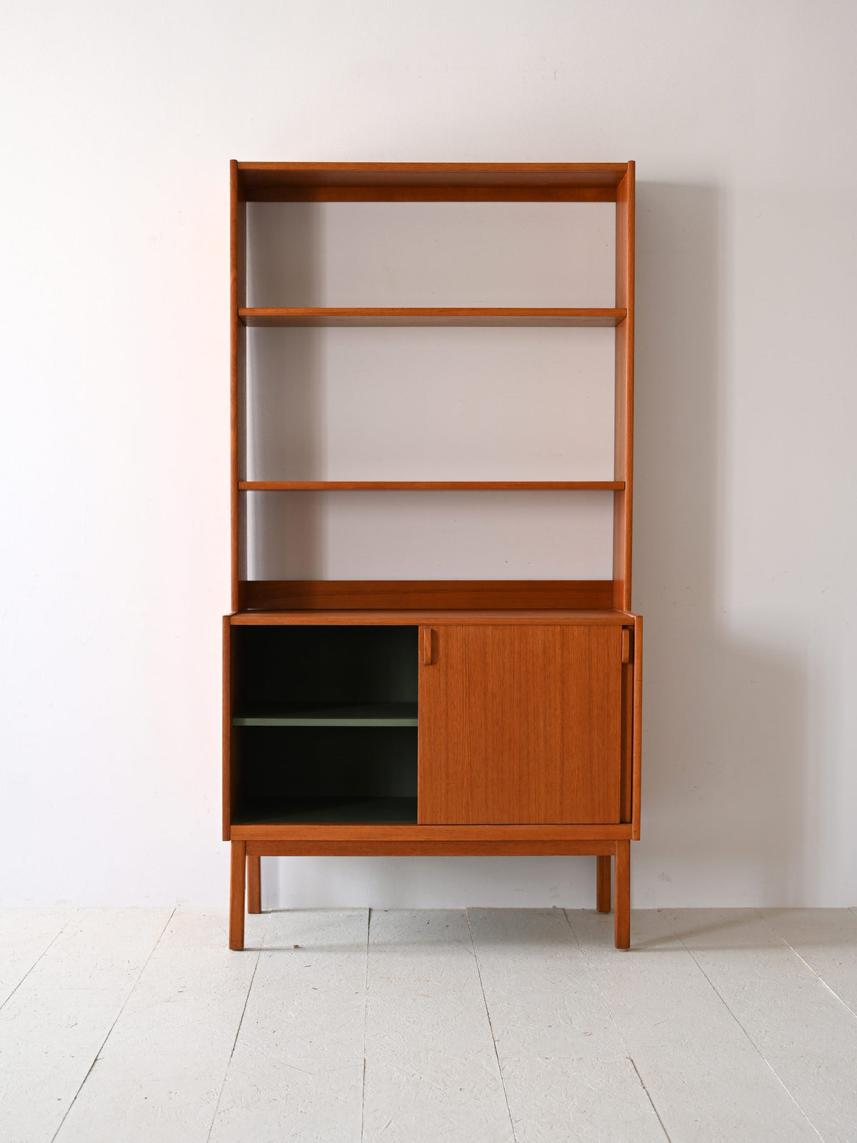 Libreria con vano contenitore prodotta da Bodafors 3
