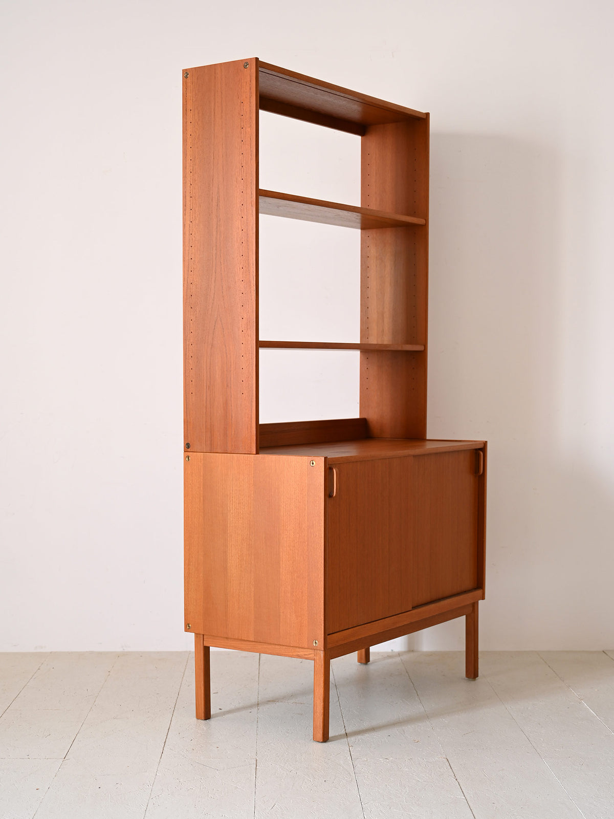 Libreria con vano contenitore prodotta da Bodafors 4