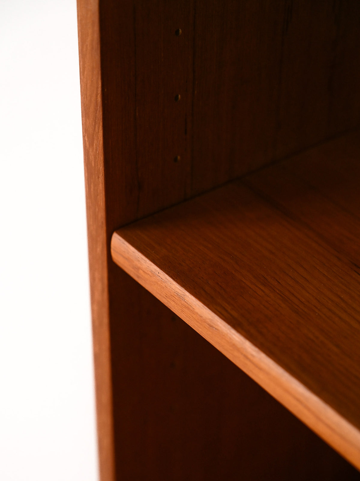Libreria con vano contenitore prodotta da Bodafors 7