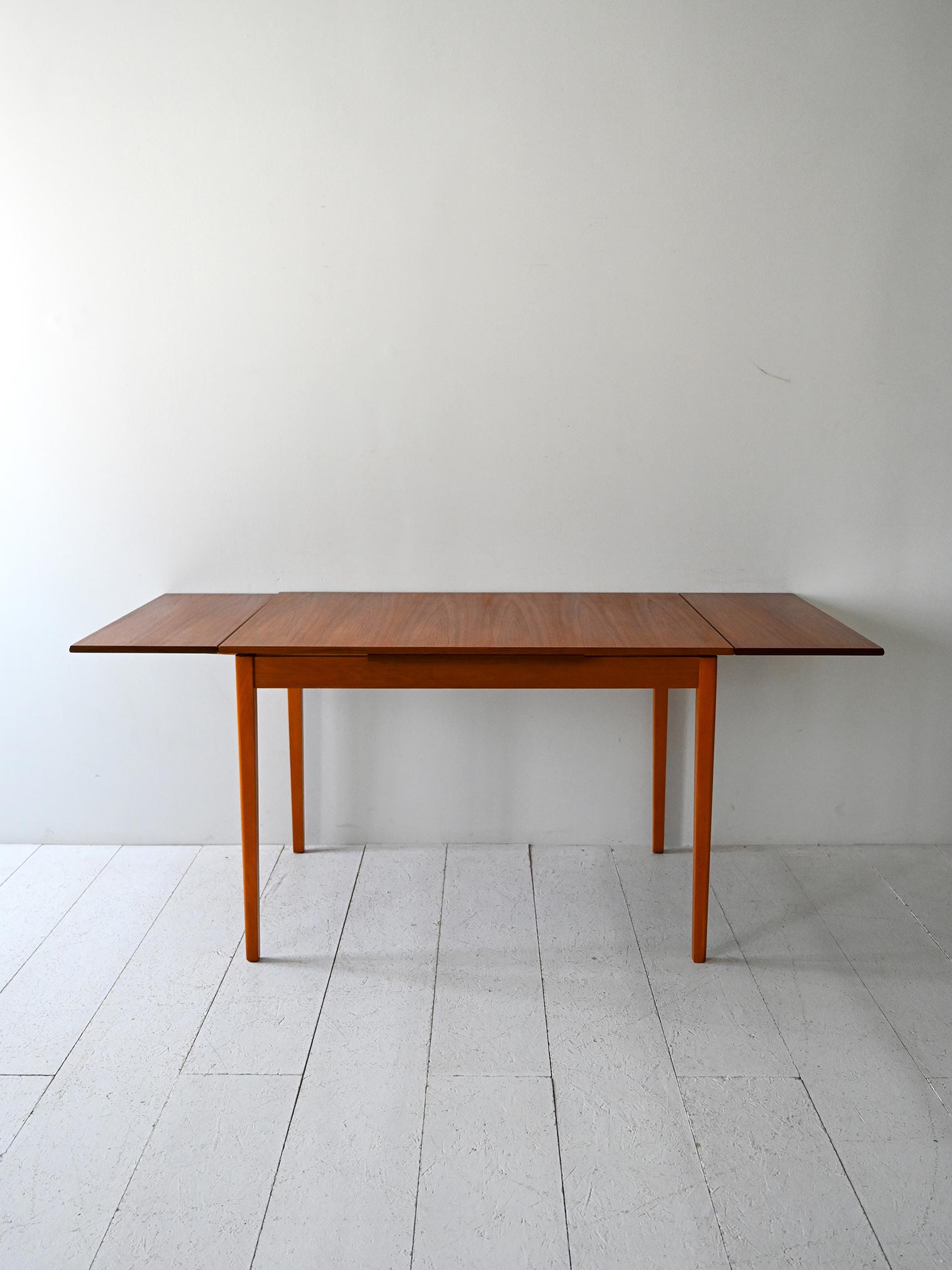 Tavolo scandinavo anni 50 in teak e rovere