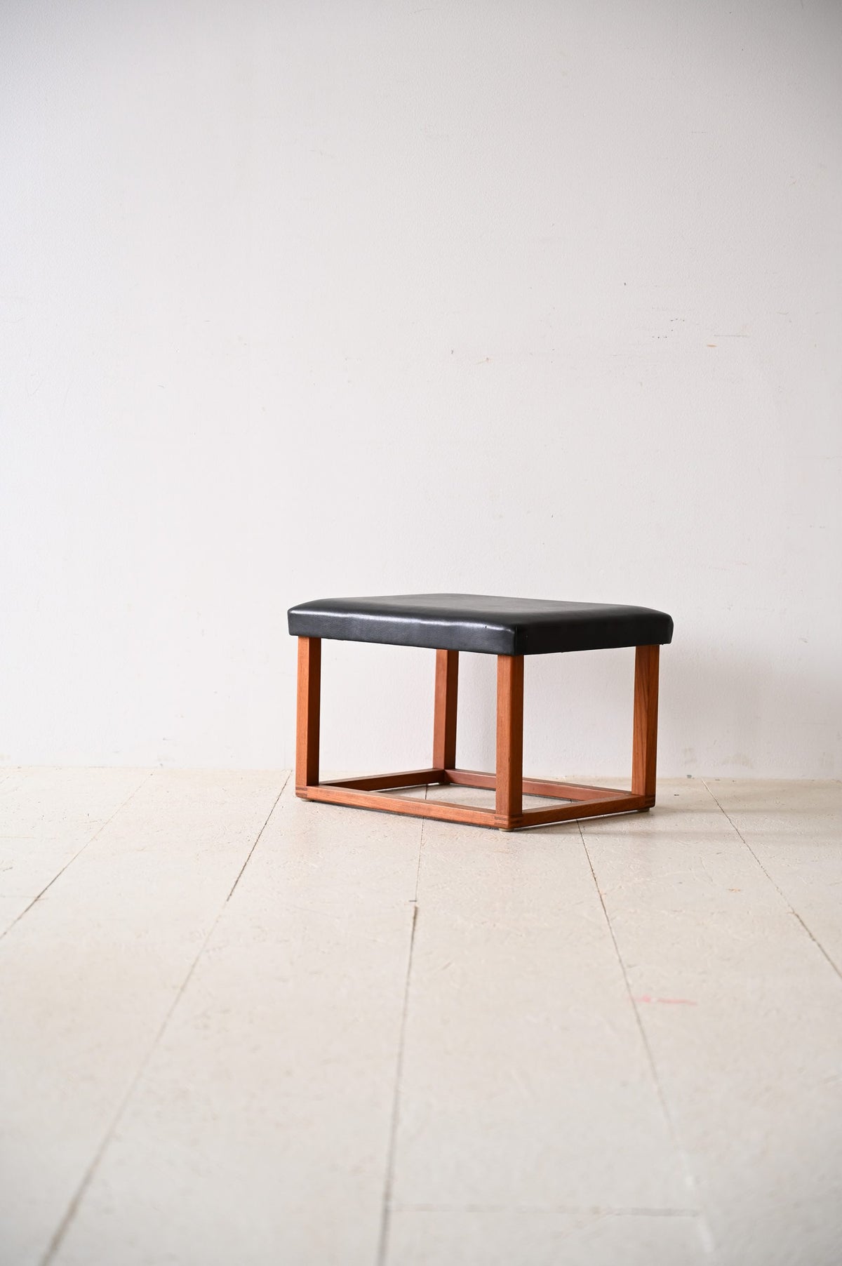Sgabello scandinavo in teak anni '60 – Seduta in ecopelle 2