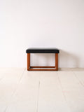 Sgabello scandinavo in teak anni '60 – Seduta in ecopelle 1